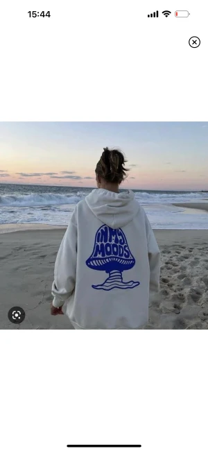In my moods hoodie  - Säljer denna hoodien från in my moods! Slutsåld och går ej att köpa! Eftertraktad ❤️ jag är storlek xs/s men köpte storlek L för att den skulle gå ner över rumpan och vara oversized som bild 1