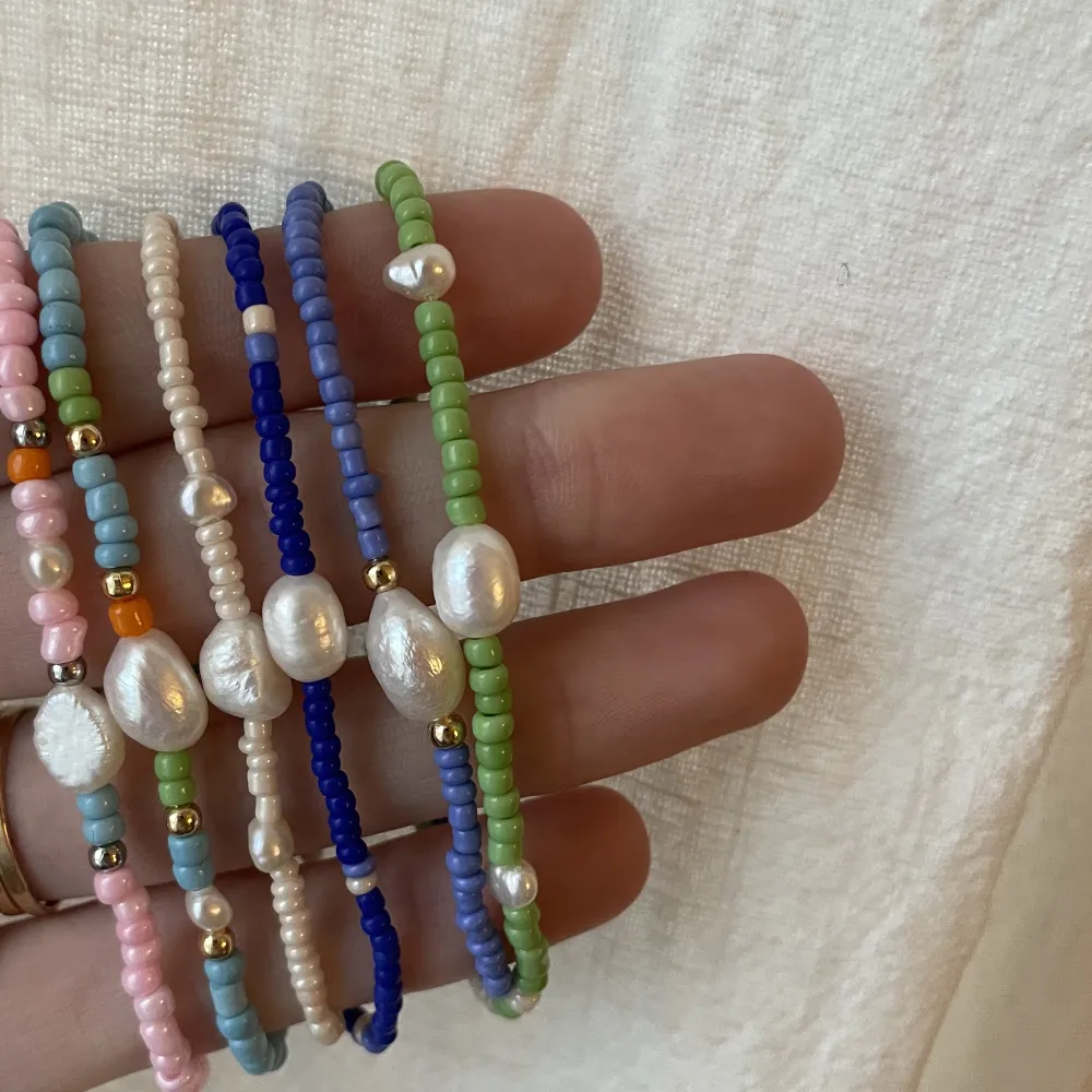 ELINA armband. 40 SEK.   Välj din favoritfärg och designa en egen 🤍 Mer på instagram @fromleelima. Accessoarer.
