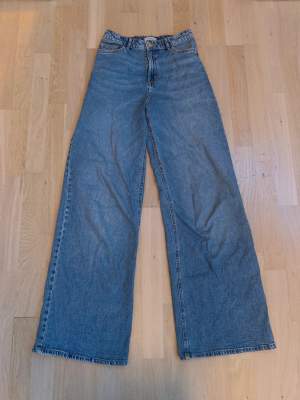 Fina och bekväma jeans från Lindex med spännbar midja! Säljes eftersom att de tyvärr inte används längre. De är perfekta långa på mig som är 170 cm. ❤️