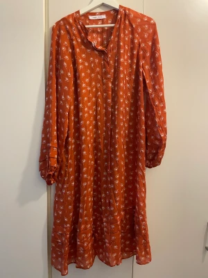 Klänning samsoe samsoe  - Oanvänd klänning från samsoe samsoe. Jättefin 