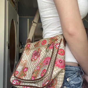 axelremsväska  - en cool axelremsväska från märket oilily☺️bandet är justerbart och väskan har två innerfack samt ett ytterfack❤️