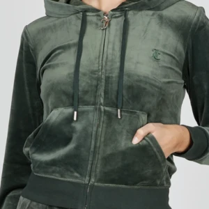 Juicy couture- mörk grön tröja  - Säljer min juicy tröja storlek M passar S ochså säljer pgd av att jag inte använder den så mycket