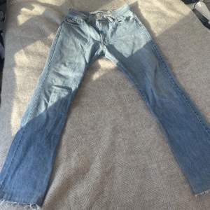 Ett par supersnygga Diesel jeans som är bootcut och är lägre i midjan. Super snygg ljusblå färg i äkta denim❤️