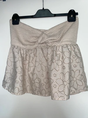 Topp - Säljer denna supergulliga toppen som är köpt i Spanien. Storlek L men skulle också passa M. Meddela för funderingar!🌸