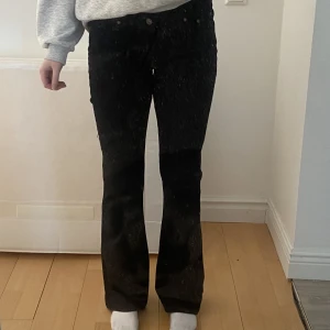 Jeans Diesel - Svarta lågmidjade jeans från Diesel. Jag är ca 177cm och dom passar mig jättebra i längden