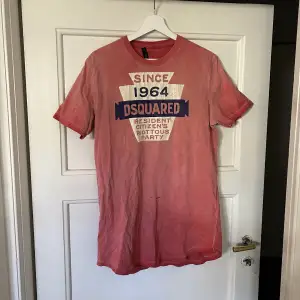 Oversized t-shirt i urtvättad röd färg från DSQUARED. Har en liten hårfärgsfläck på framsidan :( den är vintage så vet inte riktigt vad nypris ligger på då jag inte kan hitta den någonstans.