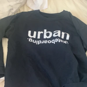 Lager 157 tjocktröja  - Lager 157 svart tjock tröja. Pris kan diskuteras 