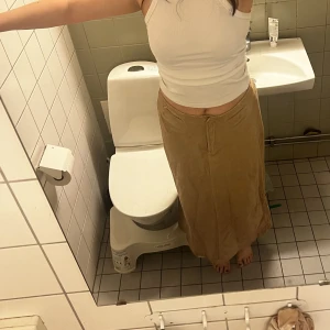 Manchester maxikjol - Beige maxikjol i manchester säljes. Fint skick då den knappt är använd. Strl: one size, beroende på hur man vill att den ska sitta. Säljes för 100 kr.   Kan fraktas för 69 kr (spårbart) som köparen står för, går även bra att mötas upp i centrala Göteborg.