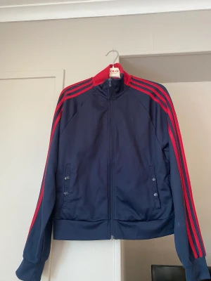 Adidaströja  - Mörkblå adidas zip tröja med snygg detalj på sidorna❤️