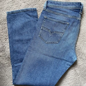 Diesel jeans - Mellanblåa diesel jeans i normal passform för män 