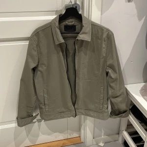 Overshirt  - En overshirt från Elvine. Köpt på smögenbryggan för 1999kr. Stl M men ganska liten i storlek. 