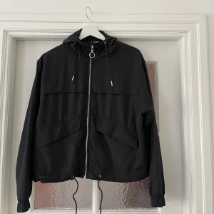 Svart tunn jacka!  - Svart tunn jacka med luva från hm! Använt ett fåtal gånger och den är i gott skick! Tunn och superskön✨storlek S!