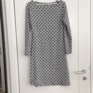 Klänning grå mjuk  - Klänning grå mjuk med svarta hjärtan 