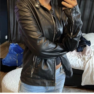 Skinnjacka  - Säljer denna skinnjacka jag köpte på plick men som tyvärr va för stor, säljer därför vidare den💕