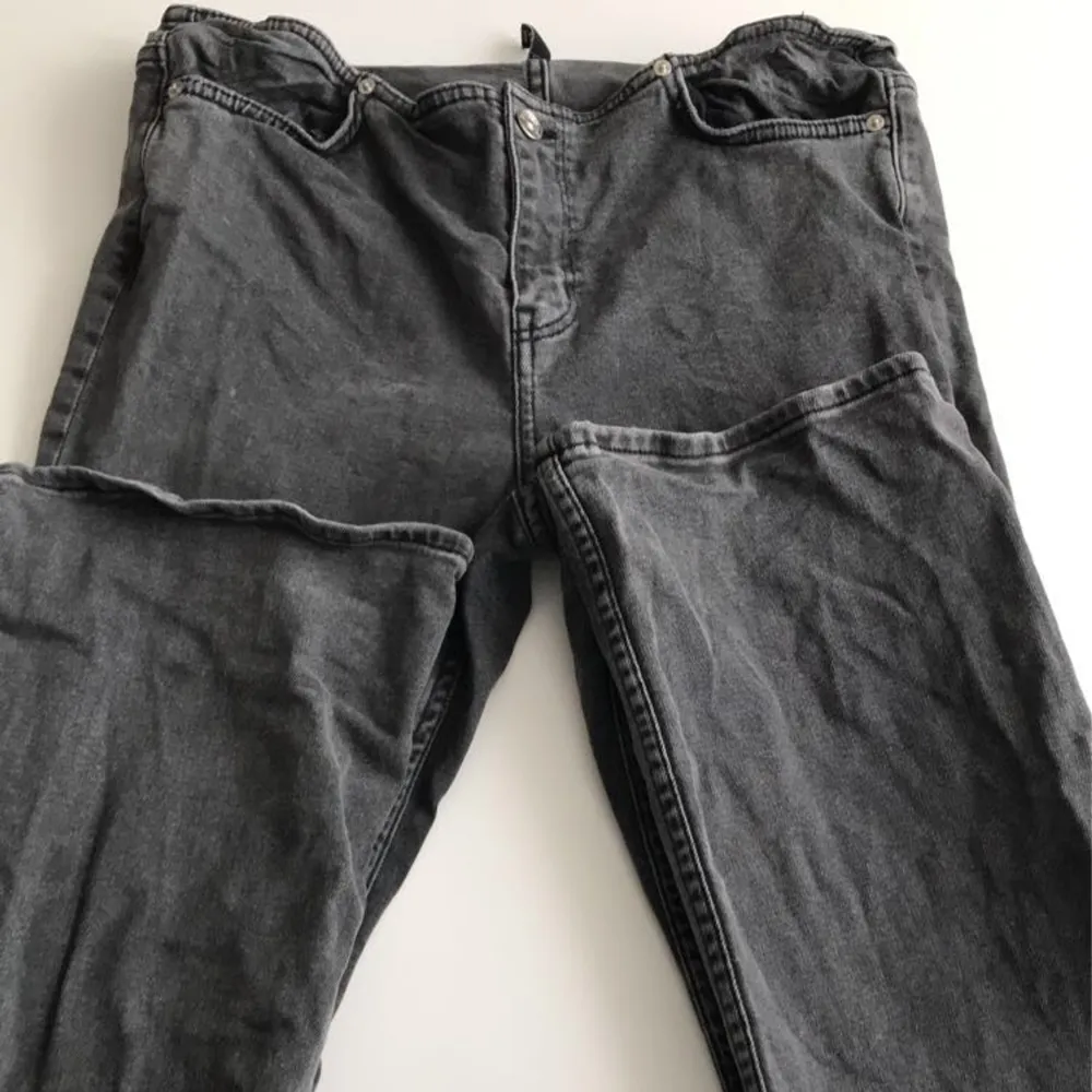 Detta är några jeans jag köpte på hm för någon månad sen. Dom passar inte mig längre men är i bra kvalitet. Har inga hål och inga fläckar. Kan diskutera priset vid snabb affär.. Jeans & Byxor.
