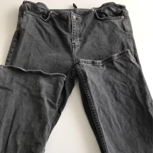 Bootcut jeans  - Detta är några jeans jag köpte på hm för någon månad sen. Dom passar inte mig längre men är i bra kvalitet. Har inga hål och inga fläckar. Kan diskutera priset vid snabb affär.