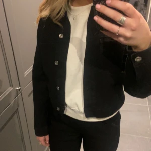 Svart jeans jacka - Jätte fin jeansjacka som tyvärr inte är mina stil längre, använd fåtal gånger strl xs-s 200 + frakt 💓