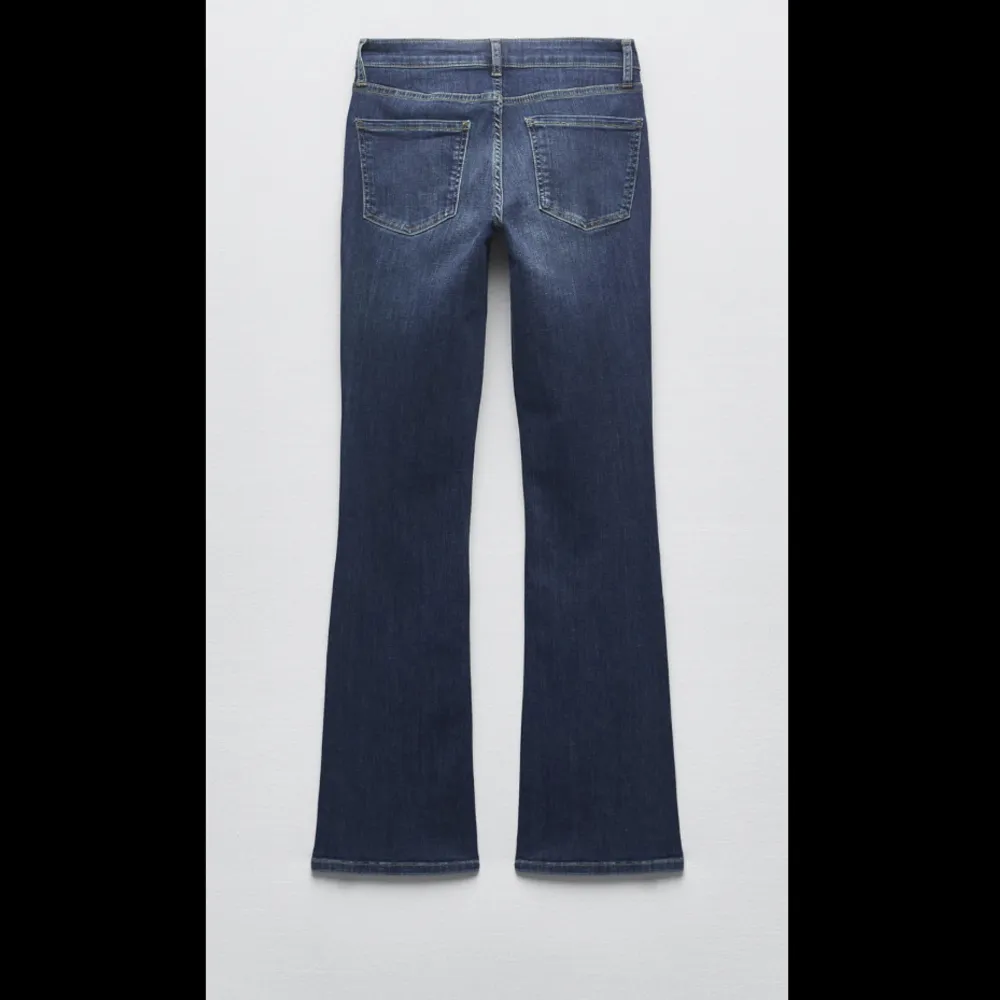 Säljer mina mörkblåa low waist bootcut jeans som är använda två gånger💕slut på zaras hemsida. Jeans & Byxor.