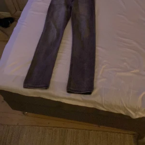 Levis  - Levis jeanse 502 gråa. Helt nya, bara provade, aldrig använt.