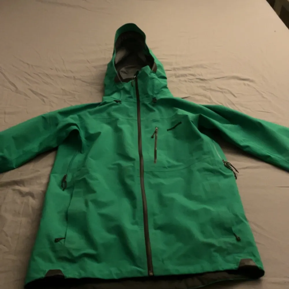 Skön Patagonia jacka i en fet grön färg knappt använd . Jackor.