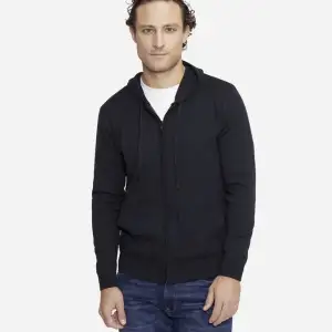 Blå zip hoodie köpt från body and soul för 1700. Den är slutsåld i varje storlek och endast använd fåtalet gånger, för bilder skriv. Den är S/M