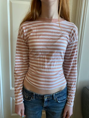 Randig tröja  - Söt randig tröja från monki i storlek XS, men det är en stor storlek. Bra skick