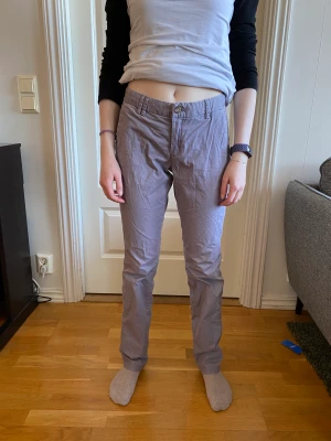 Ljuslila chinos byxor - Ett par lila chinos från hm i storlek 38. Väldigt bra skick