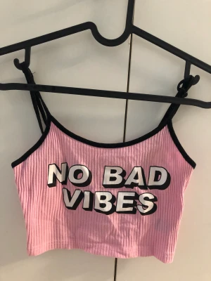 Topp - En söt croptop med text på. Inga skador och har justerbara axelband. 💗🖤