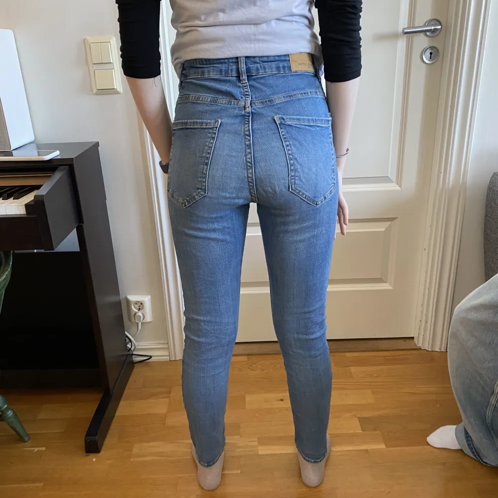 Ett par blå jeans från Gina tricot i storlek M. Täcken på användning men man får jävligt bra röv och lår ;). Jeans & Byxor.