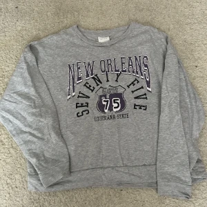 Vila ”new orleans” - Hade köpt den tröja och hade på mig bara 1 gång och tycker inte om den längre eftersom är inte så oversize som jag har tänkt. Köparen står för frakten😊