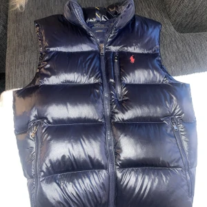 Ralph lauren väst  - Nästan helt ny knappt använd  Skick 9,5/10