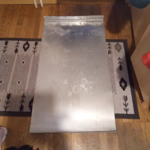 Plåtbit med upphöjda kanter . - Plåtbit silverfärgad med upphöjda kanter med måtten 67x 120x67 cm .hämtas i Skene .