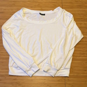 Fin tröja - Så sjukt fin tröja i jätteskönt material, den sitter lite off shoulder och är en aning kroppad. Det är en danströja men man kan använda den vardagligt också. 