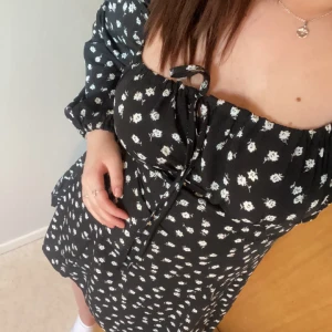 Svart blomning klänning! - Säljer nu min superfina svarta klänning från Shein! Den har en dragkedja på sidan. Inte andvänd mycket bara nån gång! Strl M men mer som S.  50kr+ frakt💕