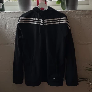 Nike hoodie - M - Nike hoodie i jättebra skick. Fodrar på insidan av hoodien. Svart. 