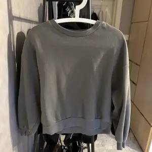 Säljer nu min gråa sweatshirt från GinaTricot då den aldrig kommer till användning. Den är i storlek S och är normal i storlek, inte så oversized. Hör av er vid frågor eller fler bilder! 😊💗