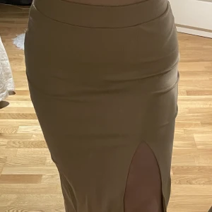 Kjol - Så fin kjol med slits! 