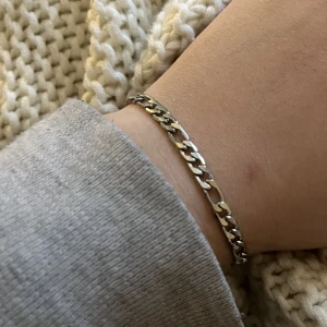 Blixt  - justerbart länk armband Storlekar & pris (inklusive frakt) XS, 13-14,9 cm (50kr) S, 15-16,9 cm (50kr) M, 17-18,9 cm (52kr) L, 19-21,9 cm (53kr)