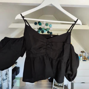 Fint linne med fluffig arm  - Snyggt linne med fluffig arm storlek  s-m 