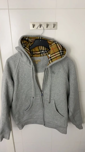 Burrbery tröja  - En tröja i nyskick, använd några Månader som jag vill sälja. Tröjan är i storlek M, men passar bra till storlek S. 