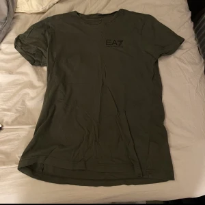 T-shirt armani - Säljer min Armani T-shirt för den blivit för liten för mig