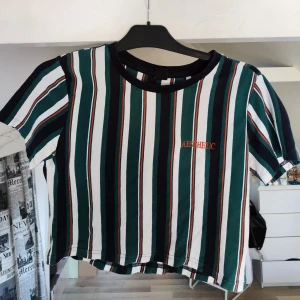 Cropptopp - Urban Outfitters - Snygg och fett skön randig cropptopp från Urban Outfitters. Toppen är i storlek s ☺️