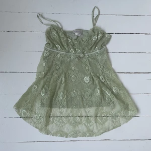 Söt spetstopp🧚‍♀️ - Superfin och trendig topp!!! Köpte den secondhand men den är i fint skick💚