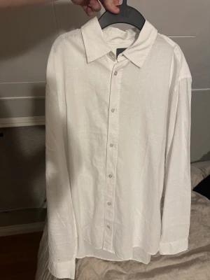 Linneskjorta  - Vit oanvänd linneakjorta i storlek L