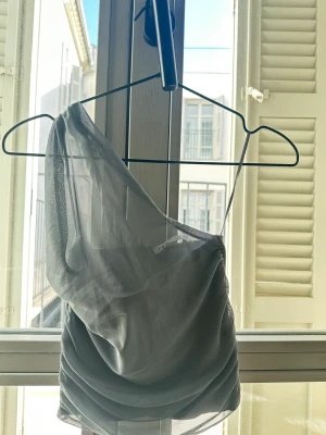 Topp från Zara - Jättefin grå fest topp från Zara!🌸