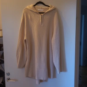 Kofta - Beige Kofta i längre modell. Aldrig använd. Storlek L