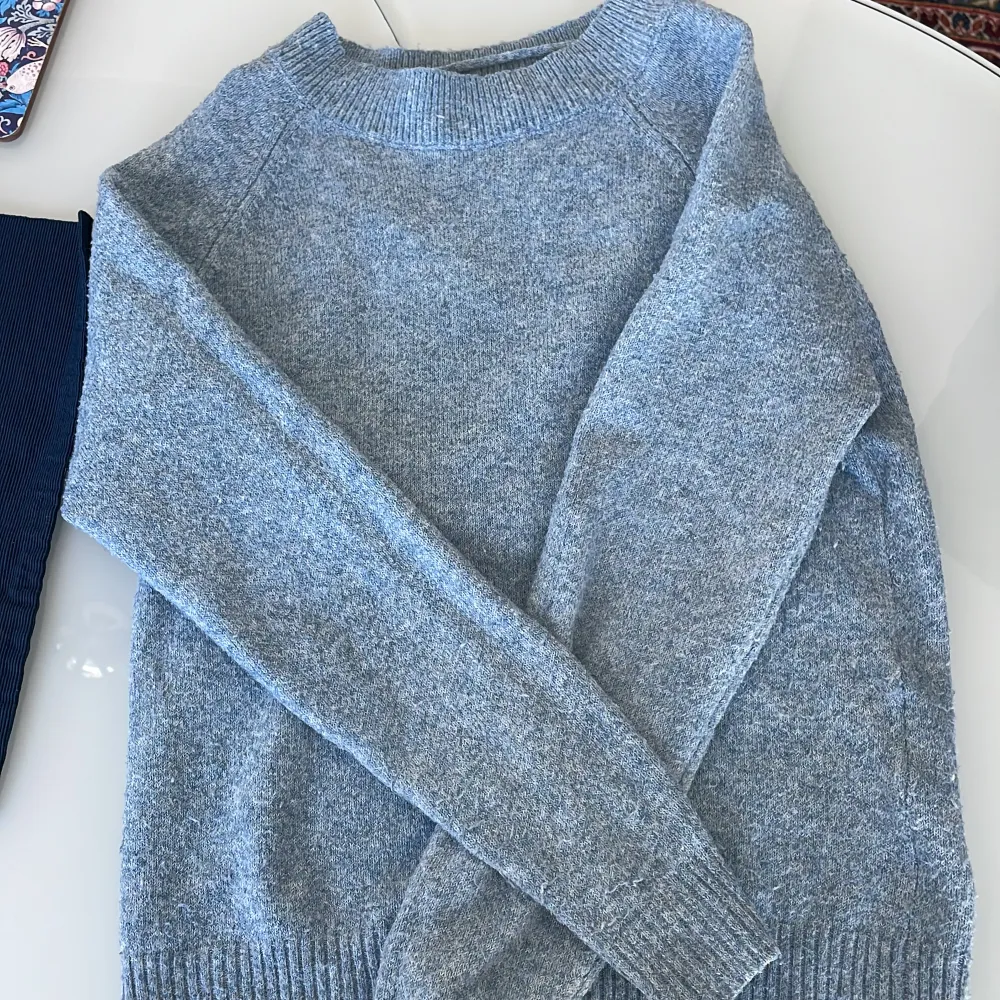 Storlek; XS En fin stickad tröja i en ljus blå färg. Har varit använd flera gånger tidigare men är ändå i ett fint skick. Inga hål.. Stickat.
