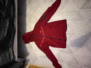 Mörk röd Nike Tech Fleece tracksuit - Säljer min äkta vinröda nike dress nu eftersom jag knappt använder den längre, båda plagg är storlek L, pris kan diskuteras även möjligheten till att köpa plaggen separat. Kan mötas i Stockholm eller gävle