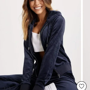 Juicy Couture tröja - Intressekoll på denna tröjan då den e lite liten för mig så är inte använd så mycket❤️nypris ca 1200kr