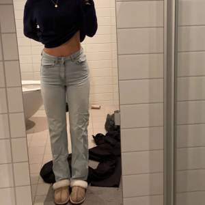 Snygga jeans från weekday i st 24 som tyvärr blivit försmå för mig💗 skriv för fler bilder  